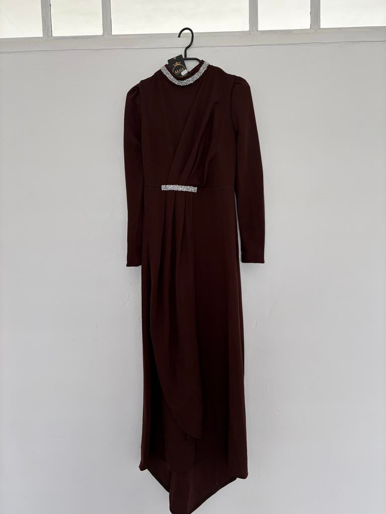 Elegante Abiye Jurk - Bruin met Strass Details, Kleding | Dames, Ophalen of Verzenden, Nieuw, Maat 38/40 (M), Bruin