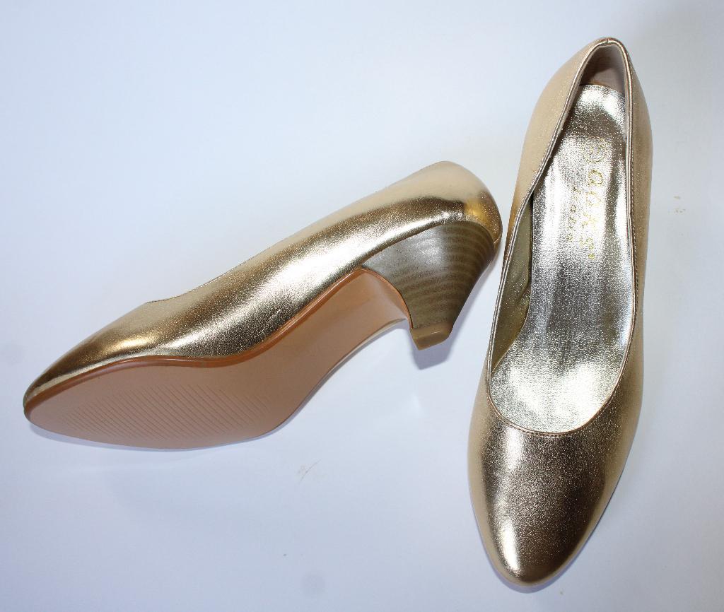 gouden pumps Italie 4,5 cm hak voor maat 35 1/2 of 36, Ophalen, Pumps, Overige kleuren, Nieuw