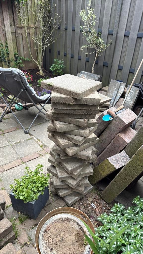 Gratis tegels, Tuin en Terras, Waterpartijen en Fonteinen, Ophalen, Zo goed als nieuw, Beton, Overige typen