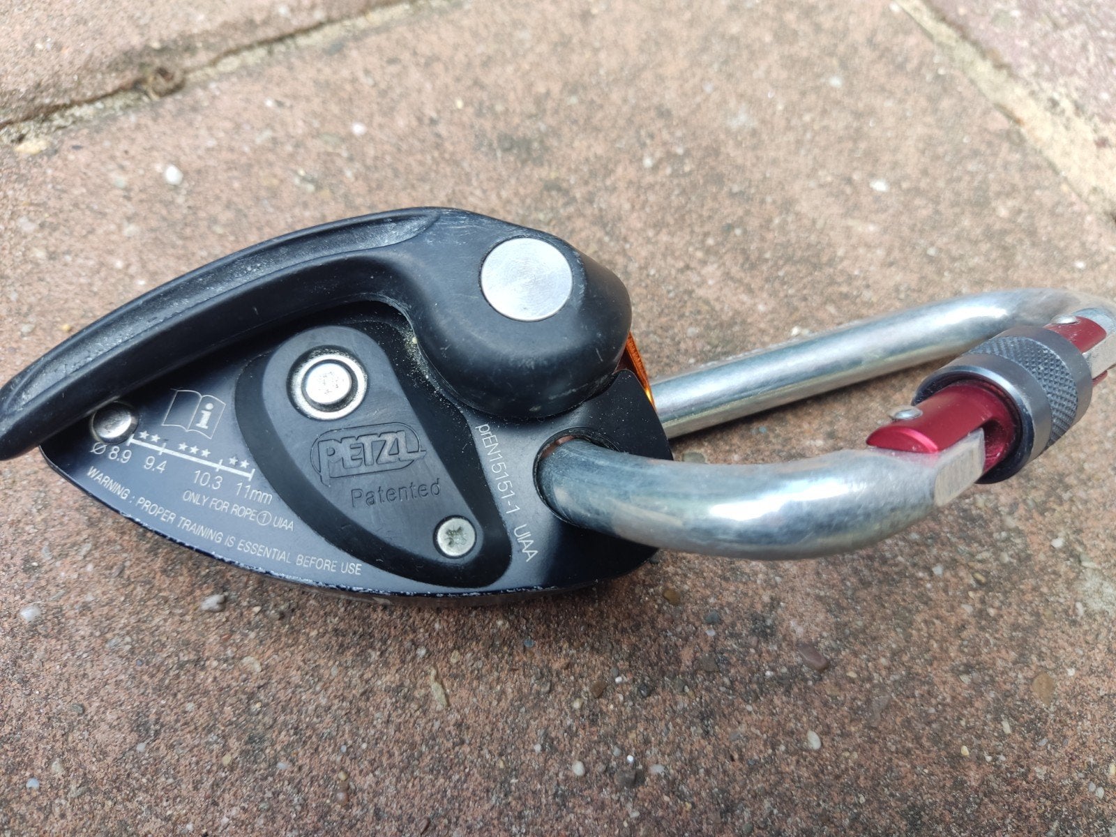 Petzl Grigri 2 met karabiner - Klimzekeringapparaat, Sport en Fitness, Klimsport, Ophalen of Verzenden, Gebruikt, Klimsport-accessoire