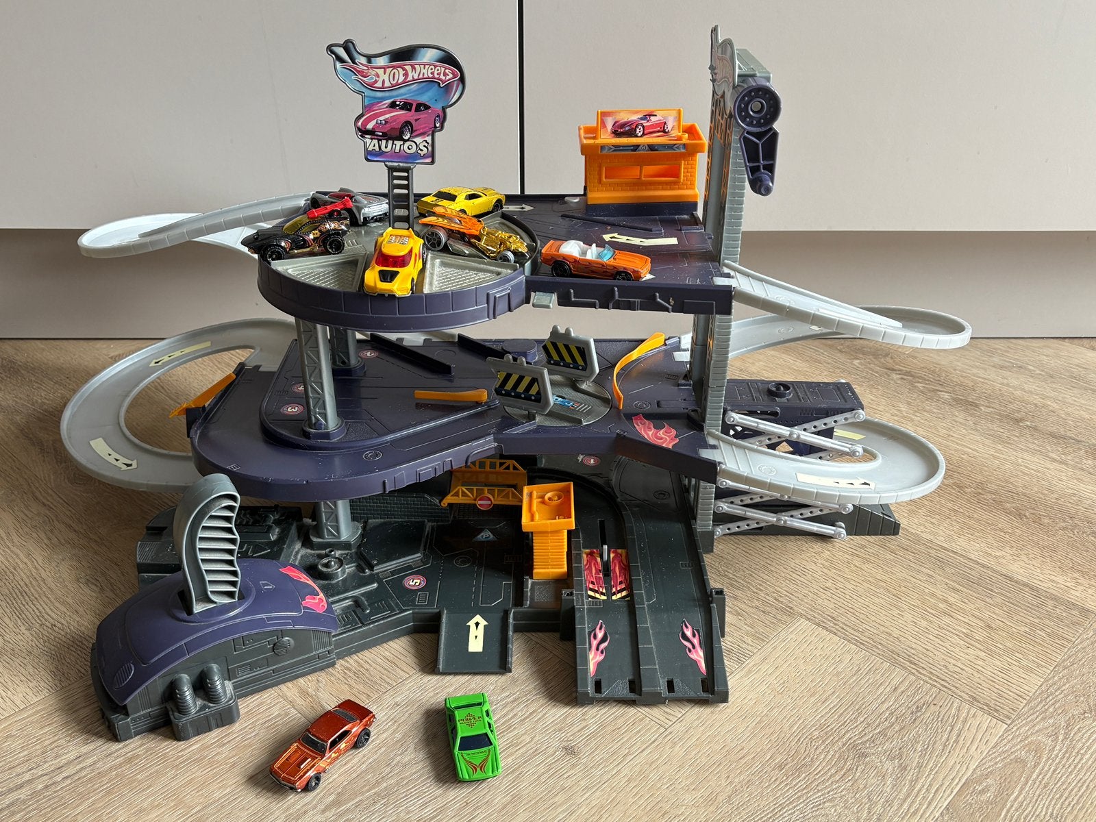 Hot wheels garage incl auto’s, Kinderen en Baby's, Ophalen, Zo goed als nieuw, Handmatig, Hot Wheels