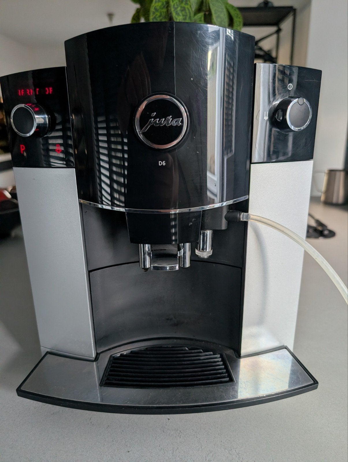 Jura D6 met garantie en nieuw onderhoud, Ophalen, Afneembaar waterreservoir, 10 kopjes of meer, Koffiemachine