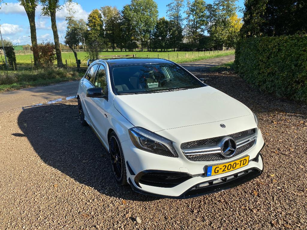 Mercedes-Benz A-Klasse A45 AMG 450pk 4MATIC panorama dak, Auto's, Automaat, Zwart, 4 cilinders, Wit