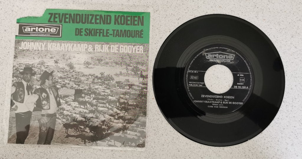 Single Johnny Kraaykamp & Rijk de Gooyer - Zevenduizend..., Ophalen of Verzenden, Gebruikt, Overige formaten, Levenslied of Smartlap
