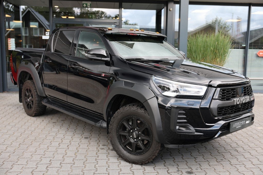 Toyota HILUX 2.8 D-4D DUBBEL CABIN GR SPORT A/T 2 ZITS 4WD V, Automaat, Huisgarantie, Met garantie (alle), Zwart