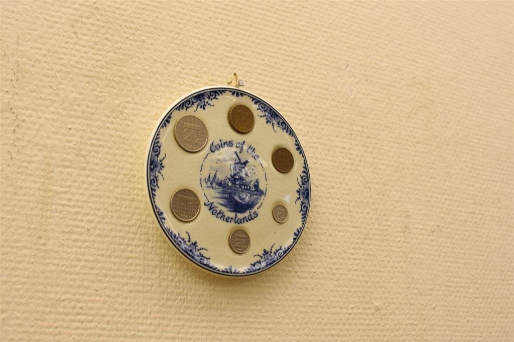 Delft Blue porseleinen wandbord met nederlandse munt 46339, Ophalen of Verzenden, Gebruikt