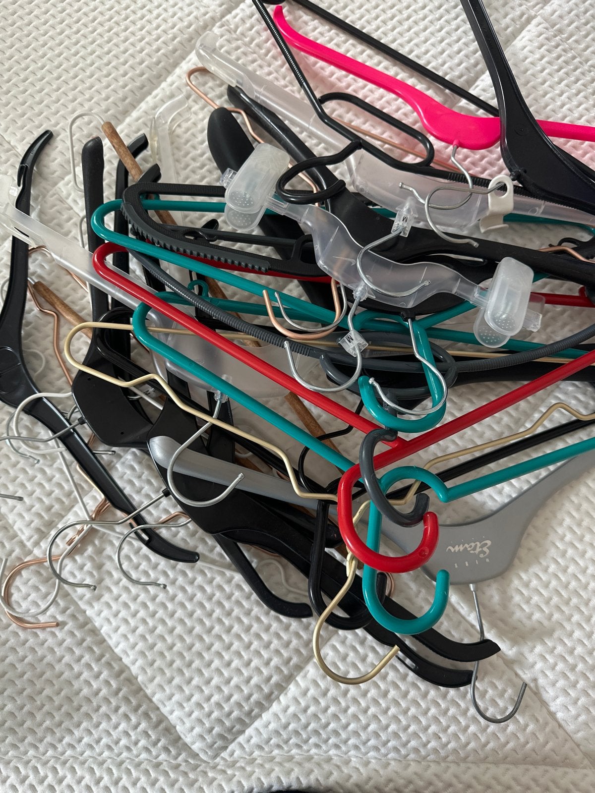 Diverse kledinghangers - Gratis af te halen, Kleding | Dames, Kledinghangers, Ophalen of Verzenden, Gebruikt, Kunststof, Volwassenen