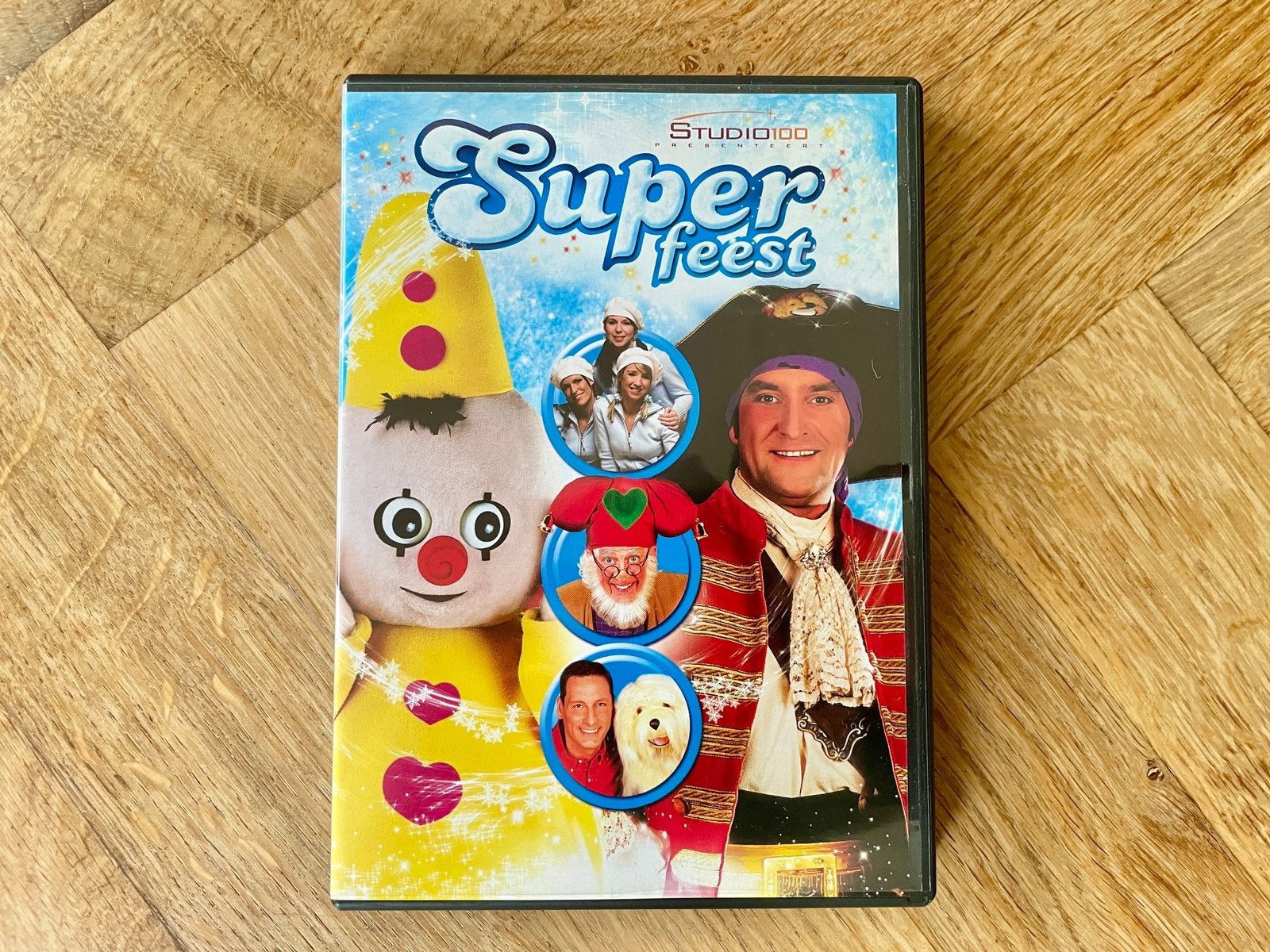Studio 100 Superfeest - Deel 1 op DVD met K3 (krasvrij), Cd's en Dvd's, Alle leeftijden, Zo goed als nieuw, Concert, Ophalen of Verzenden