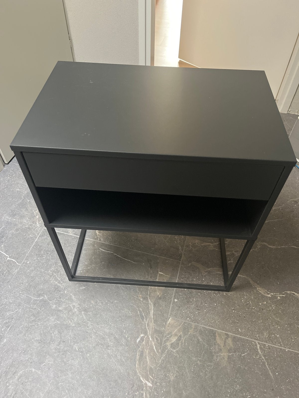 IKEA VIKHAMMER Nachtkastje Zwart 60x39x65 cm, Huis en Inrichting, Slaapkamer | Nachtkastjes, Overige materialen, Gebruikt, 45 tot 65 cm
