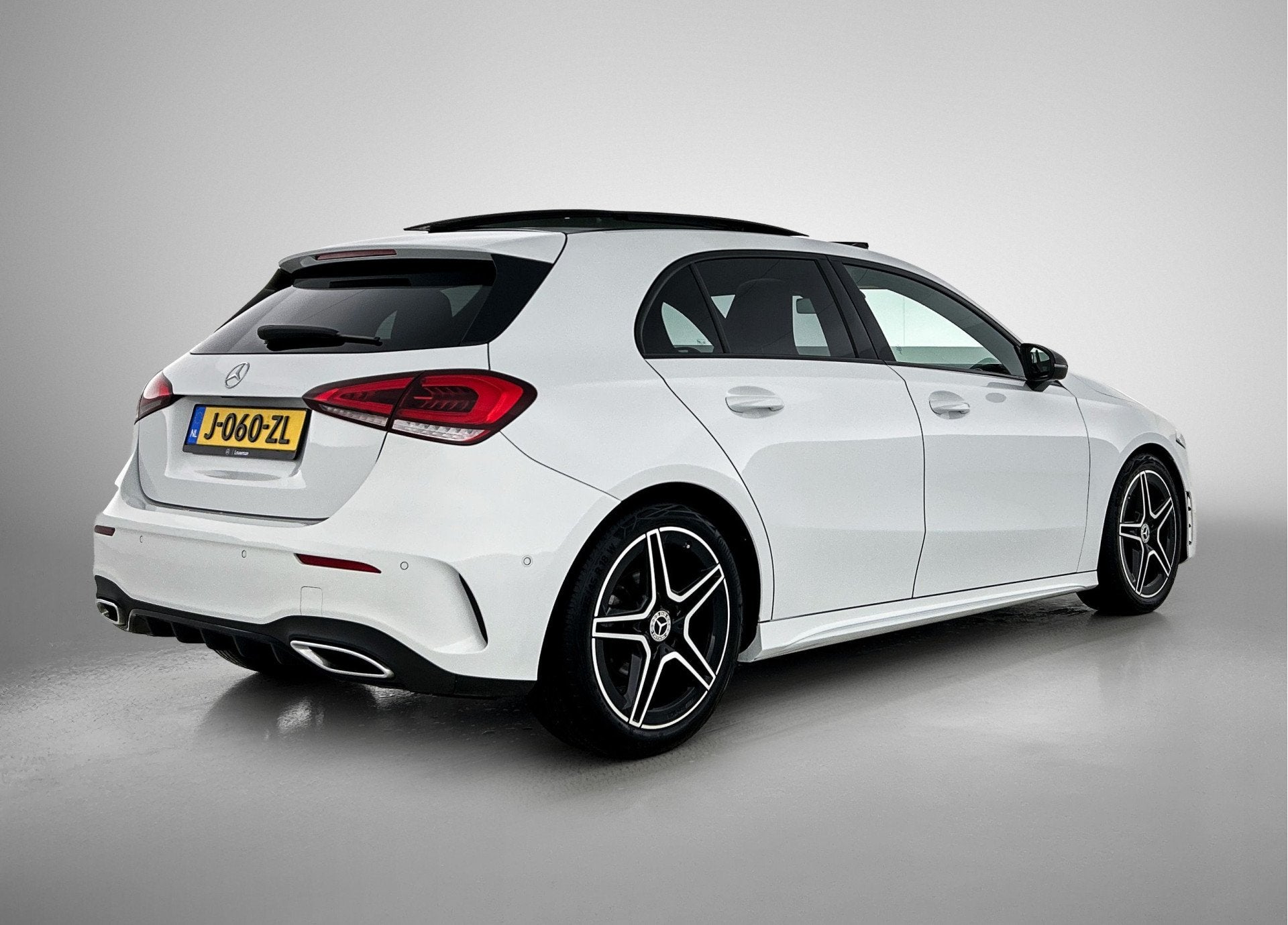 Mercedes-Benz A-Klasse 180 AMG line | Night Pakket | Panoram, 12 maanden, 136 pk, Gebruikt, 4 cilinders