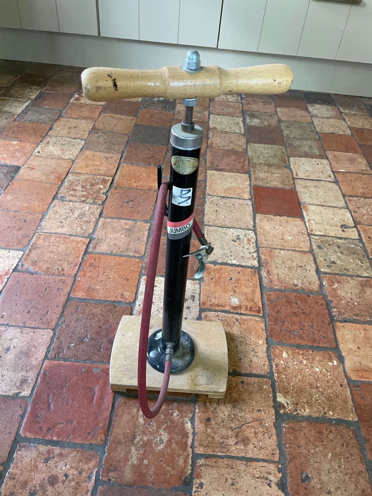 Jumbo fietspomp met houten handvat, Fietsen en Brommers, Fietsaccessoires | Fietspompen, Ophalen of Verzenden, Gebruikt