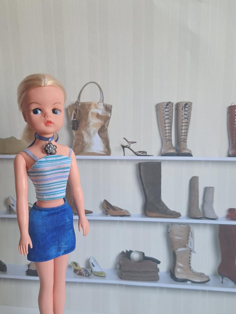 Blauwe outfit en ketting  outfit barbie sindy fleur excl pop, Ophalen of Verzenden, Gebruikt, Kleertjes