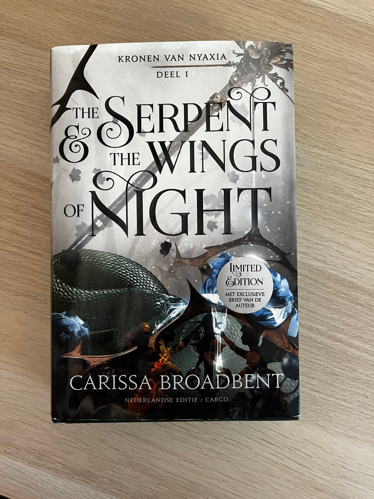 The serpent and the wings of night - Nederlands, Boeken, Ophalen of Verzenden, Zo goed als nieuw