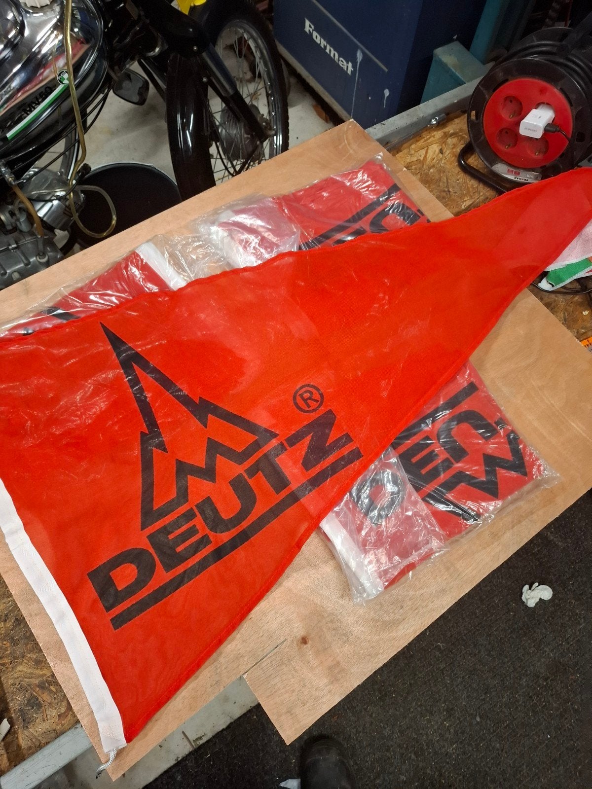 deutz  vlaggen, Ophalen of Verzenden