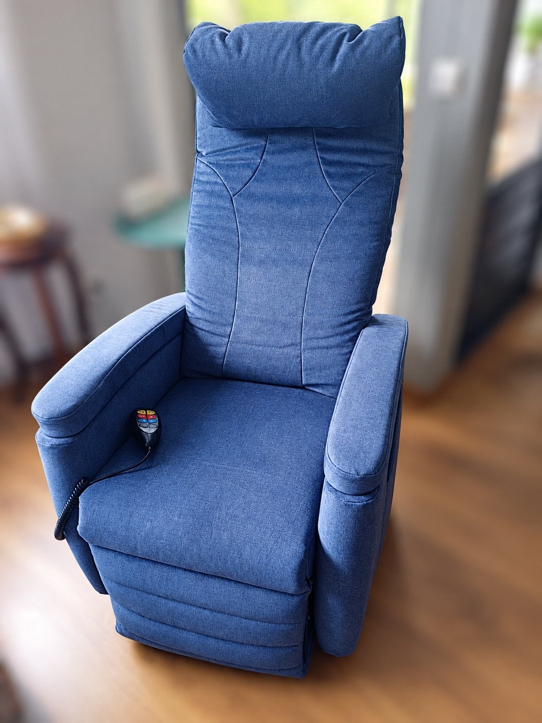 Comfortabele blauwe staopstoel met verstelling, Ophalen, Zo goed als nieuw, Stof, 75 tot 100 cm