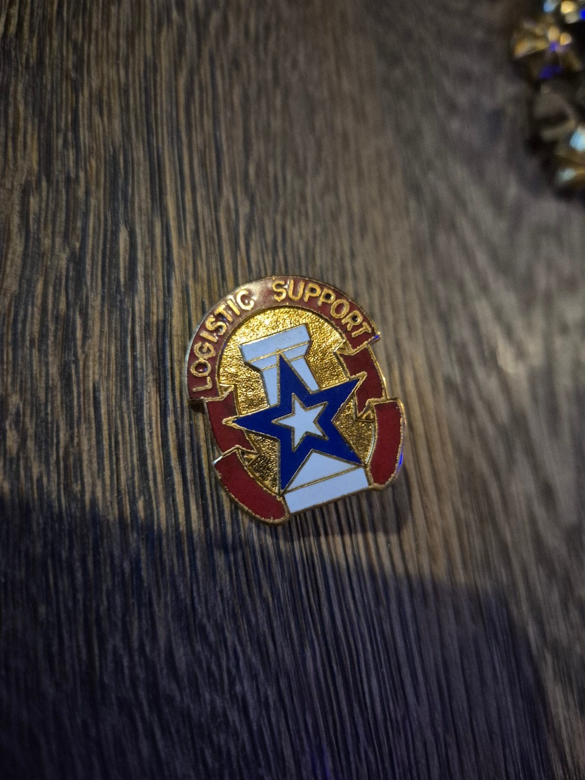 Vintage 'Logistic Support' Speldje - Militair Verzamelobject, Verzamelen, Ophalen of Verzenden, Gebruikt, Overige onderwerpen