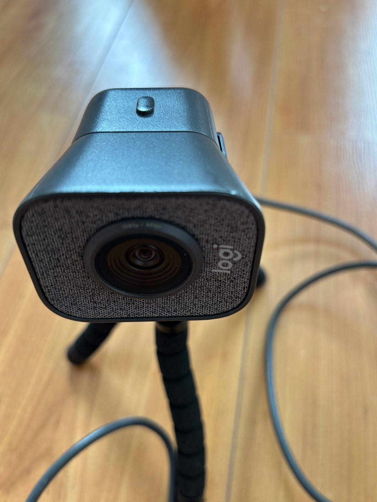 Logitech Streamcam met USB-C naar USB 2.0 en tripod, Computers en Software, Webcams, Gebruikt, Bedraad, MacOS, Windows, Monitorclip