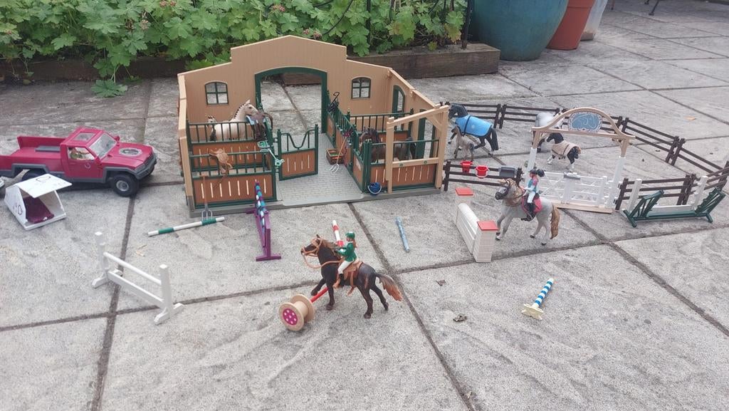 Grote schleich paarden stal met oude trailer en auto!, Ophalen of Verzenden, Zo goed als nieuw