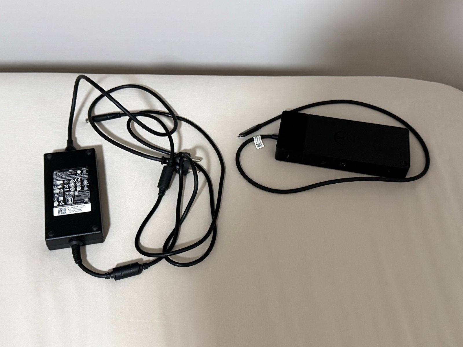 Dell WD19TB docking station (defect) met oplader, Ophalen of Verzenden, Niet werkend, Docking station, Laptop