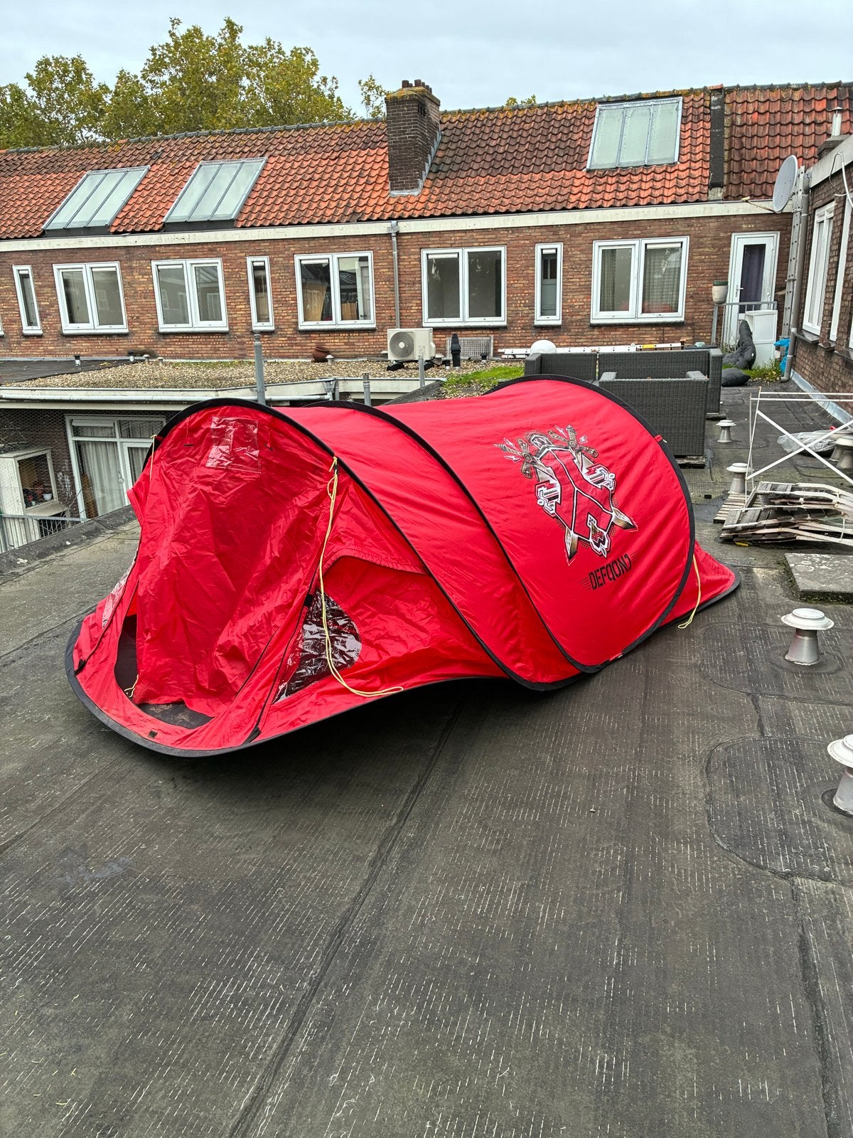 Defqon.1 Pop-up Tent met Slaapzak en Kussen, Ophalen, Gebruikt, Tot en met 2