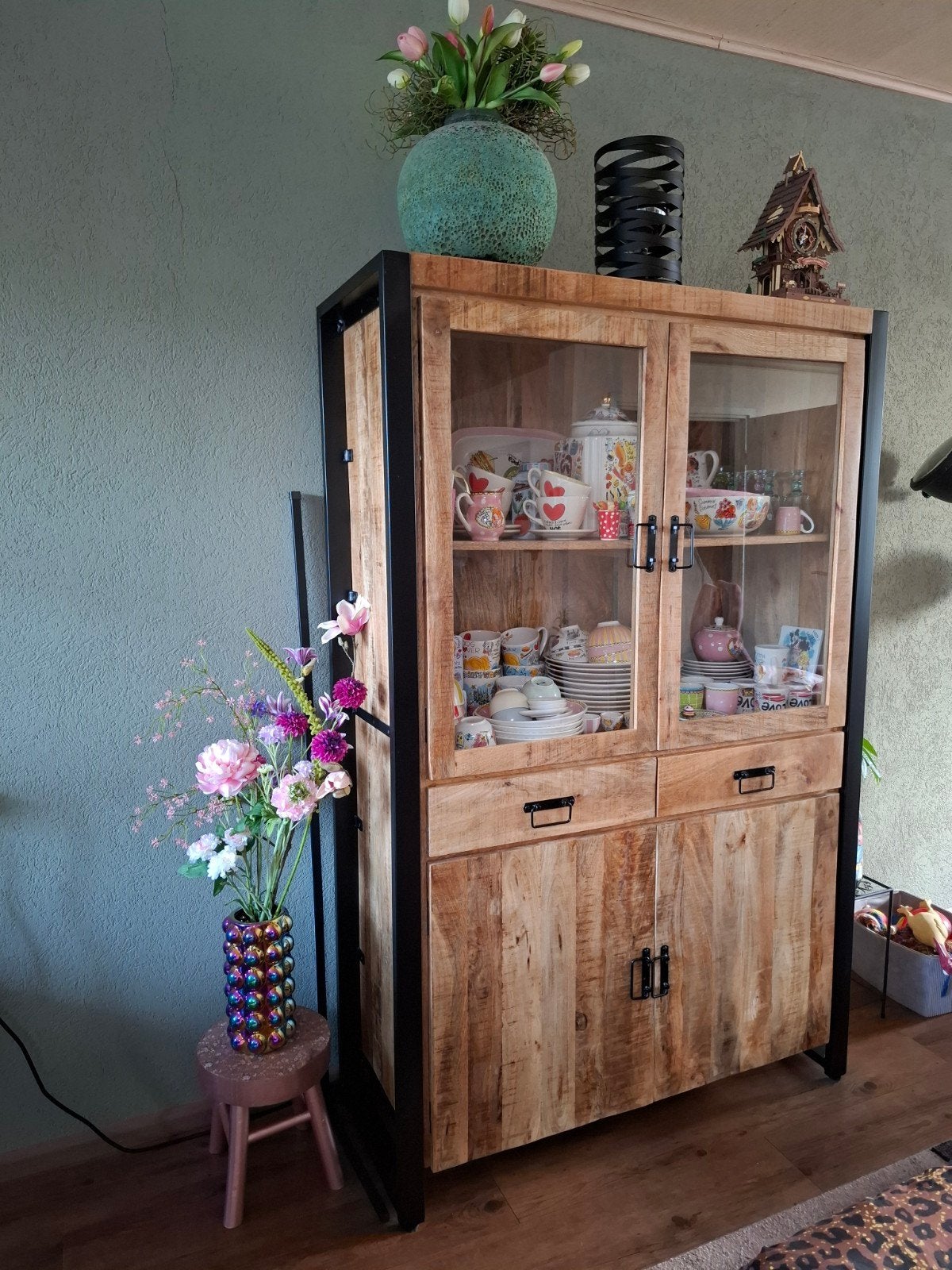 Vitrinekast mangohout serie 'Britt', Huis en Inrichting, Kasten | Buffetkasten, Ophalen, Zo goed als nieuw, 150 tot 200 cm, 25 tot 50 cm