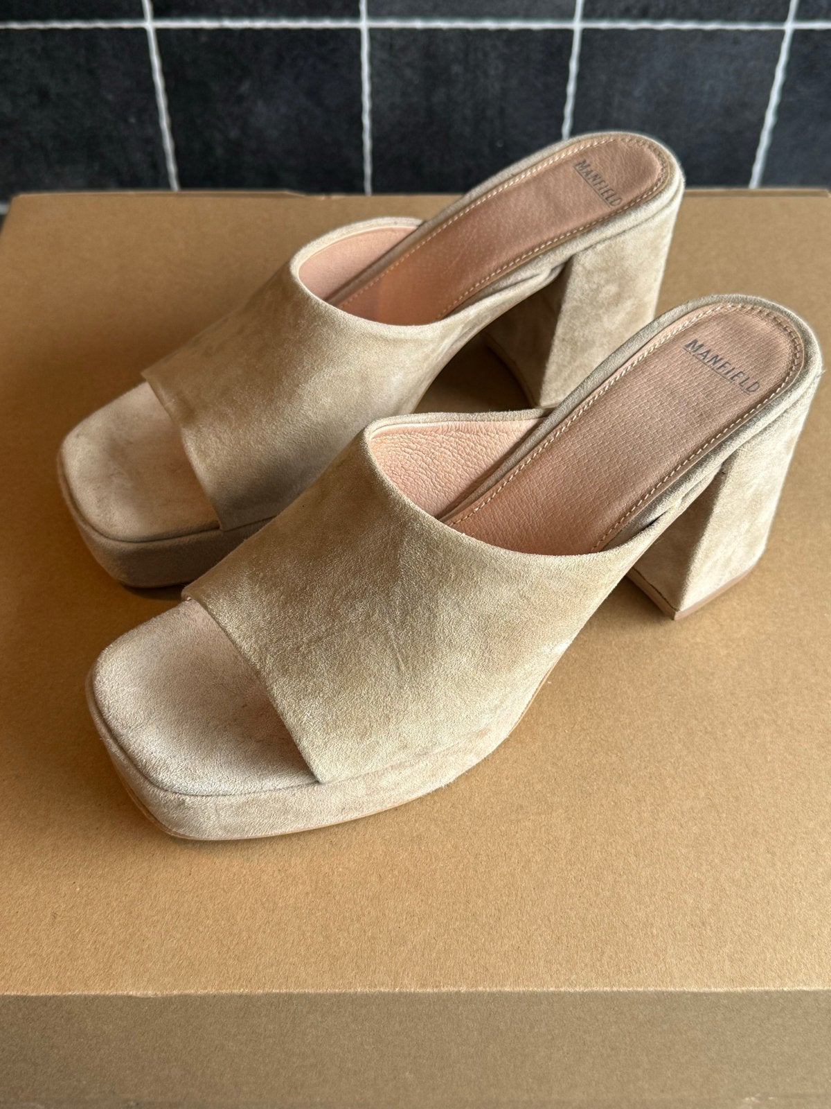 Manfield suède muiltjes met blokhak, Beige, Nieuw, Sandalen of Muiltjes, Ophalen of Verzenden