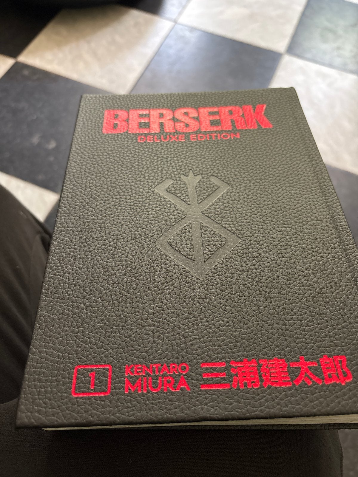 Berserk Deluxe Edition 1 - Goede staat, Eén stripboek, Ophalen of Verzenden, Zo goed als nieuw