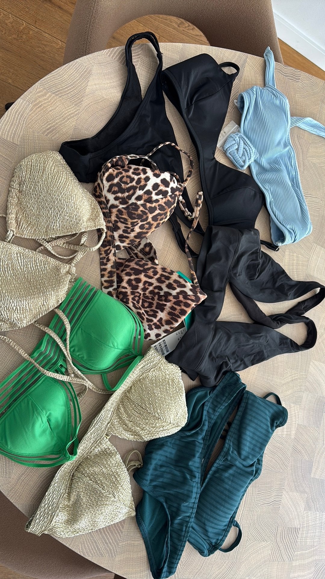Bikini set bestaande uit 8 tops en 2 broekjes, Kleding | Dames, Badmode en Zwemkleding, Ophalen of Verzenden, Zo goed als nieuw
