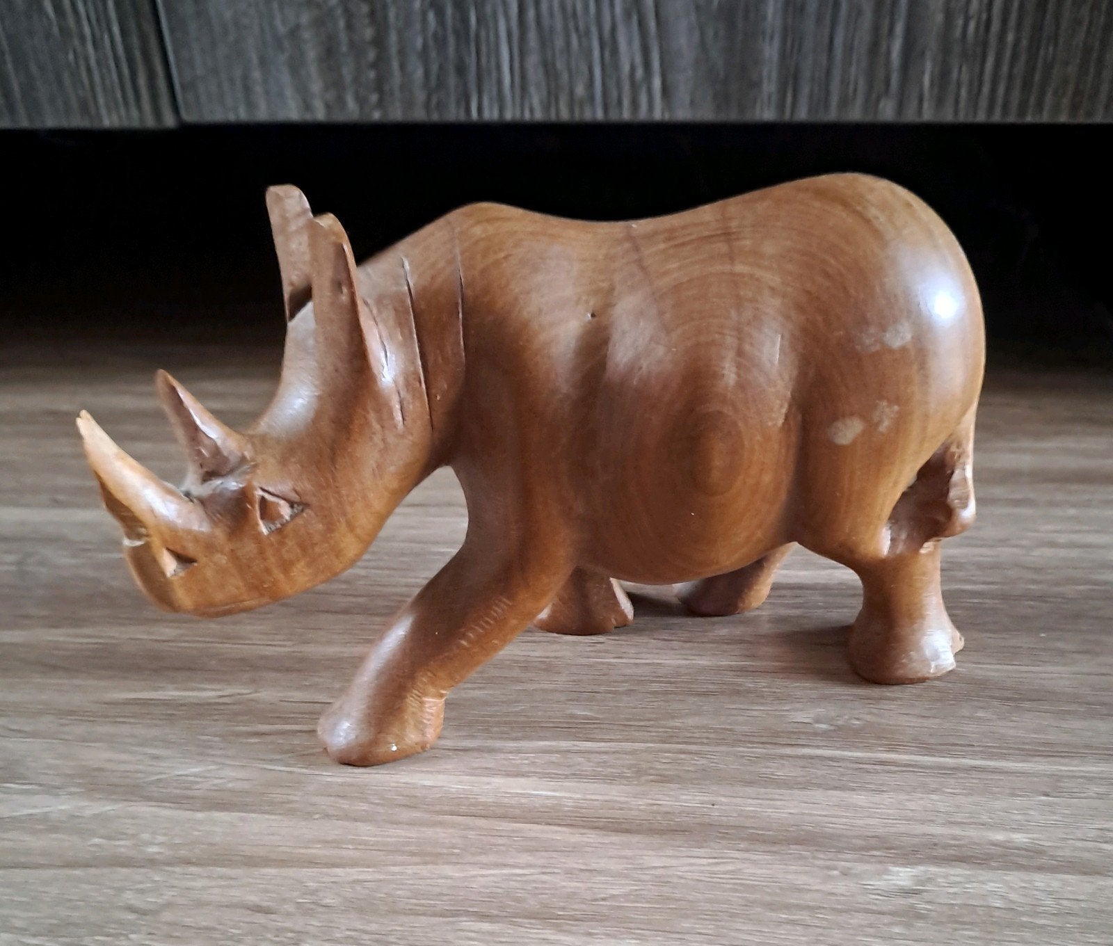 Houten neushoorn beeldje - hoorn beschadigd, Minder dan 20 cm, Ophalen of Verzenden, Zoogdier, Beeld
