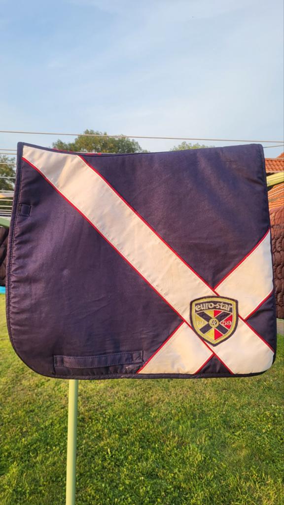 EUROSTAR zadeldekje. Donkerblauw rood wit suède. Met logo., Full (L), Ophalen of Verzenden, Zo goed als nieuw, Anatomisch gevormd
