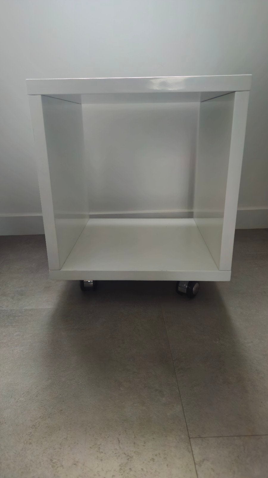 Hoogglans wit kubus tafeltje op wieltjes, Huis en Inrichting, Ophalen, Minder dan 50 cm, Gebruikt, Minder dan 100 cm