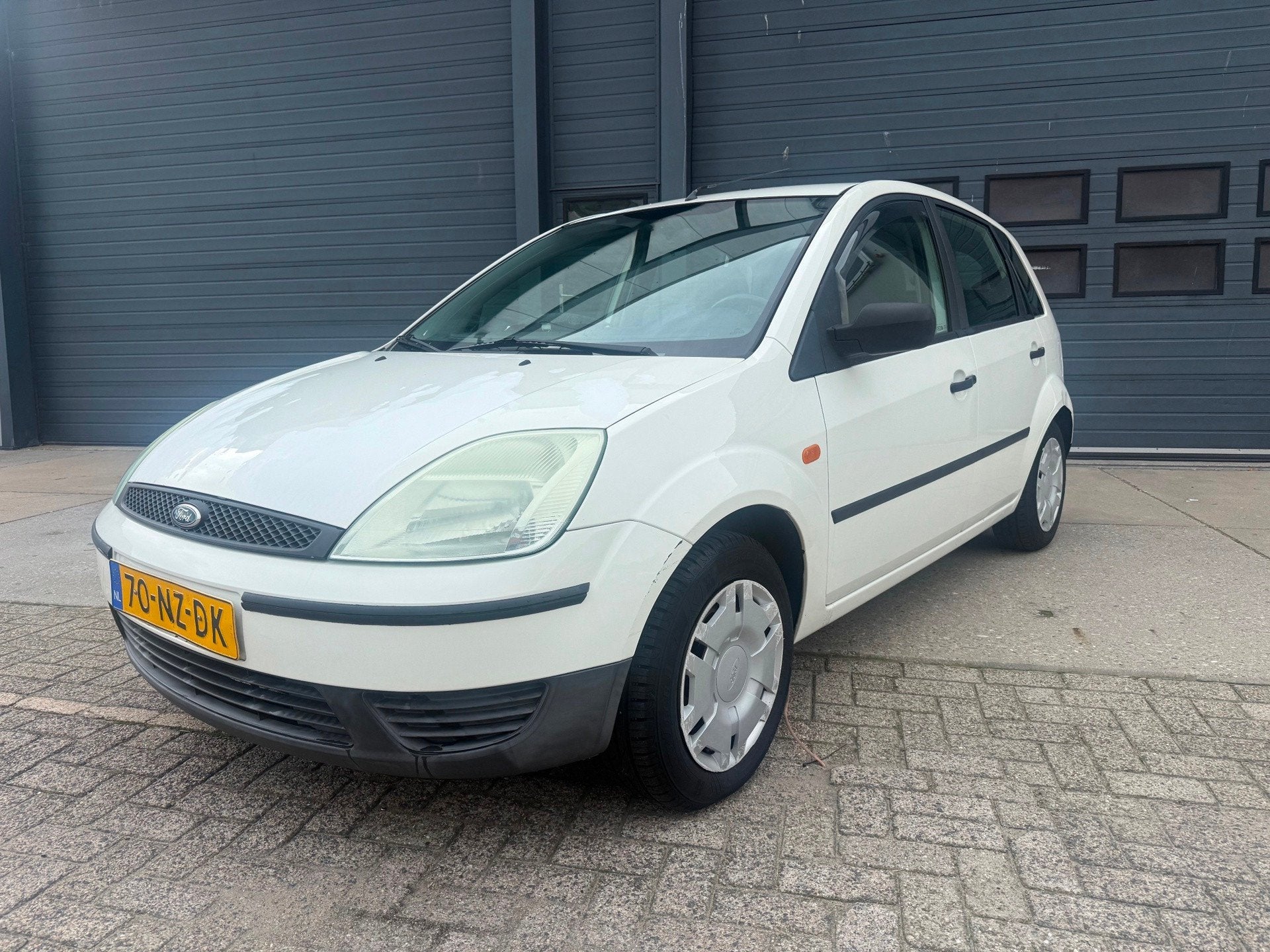Ford Fiesta 1.4-16V Ambiente, Auto's, Voorwielaandrijving, Stof, Zwart, 4 cilinders