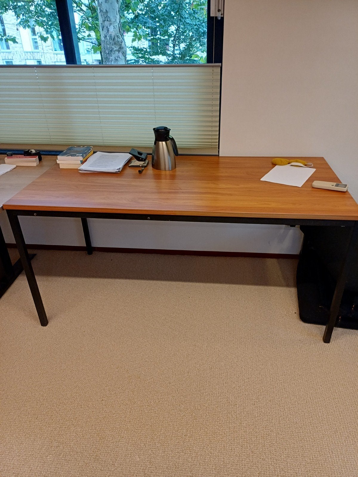 Ruim houten bureau met metalen onderstel, Overige typen, Gebruikt, Hout, Bruin