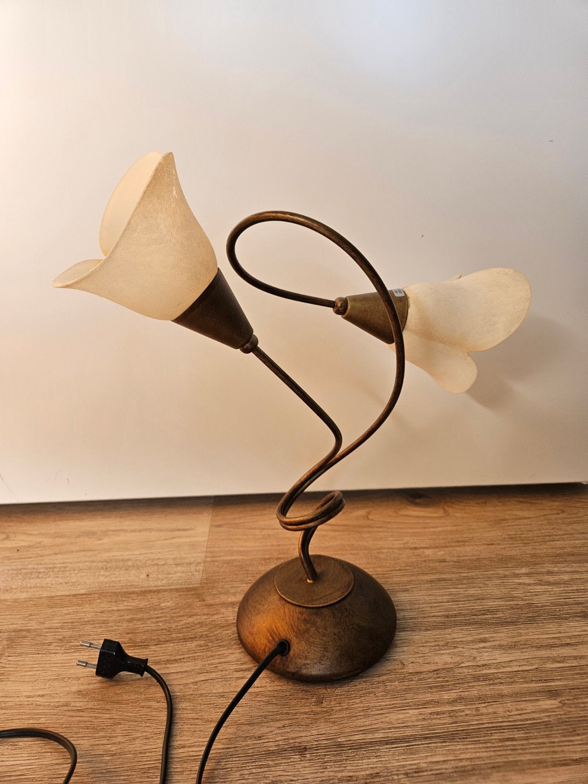 Vintage tafellamp met twee kelkvormige glazen kappen, Ophalen, Gebruikt, Overige merken, E14 (klein)
