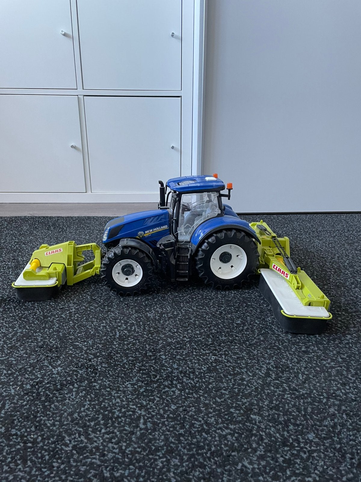 Bruder Tractor met Grasmaaiers !, Ophalen of Verzenden, Zo goed als nieuw