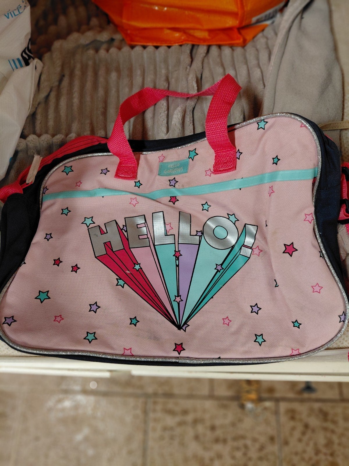Roze kindertas met 'HELLO!' opdruk en sterren, Ophalen