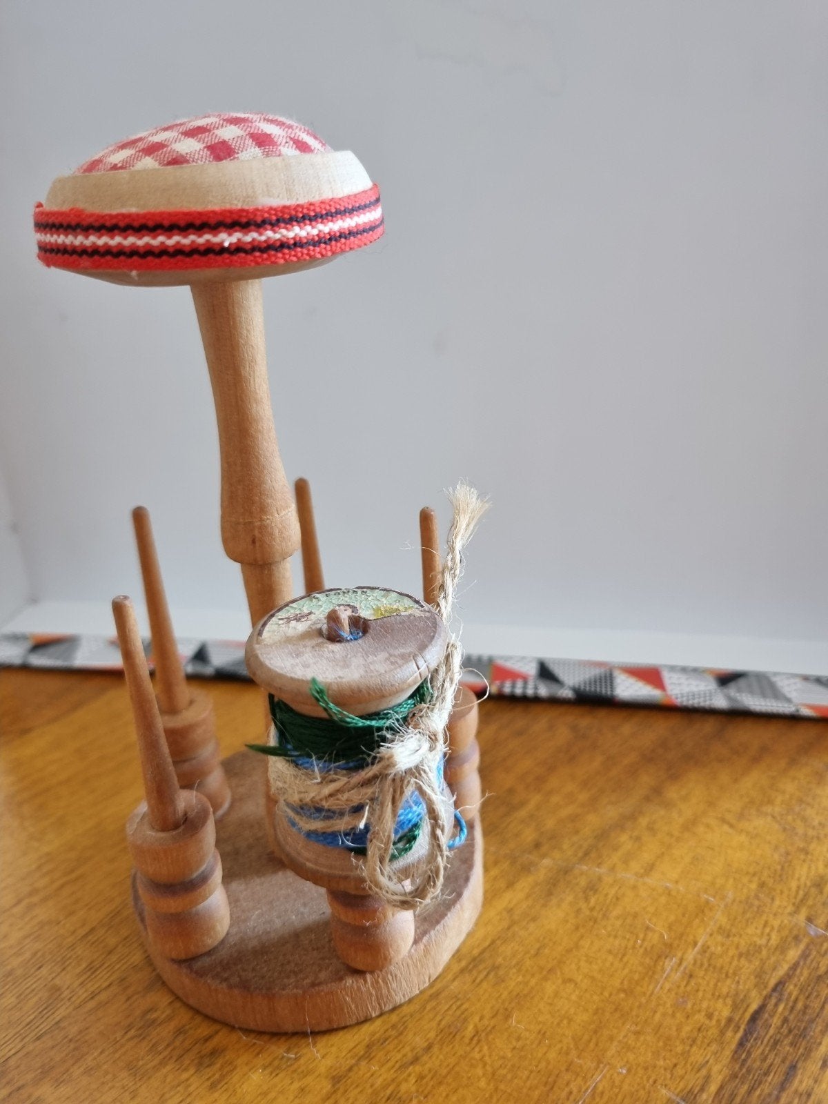 Garenklos houder + speldenkussen, Ophalen of Verzenden, Gebruikt