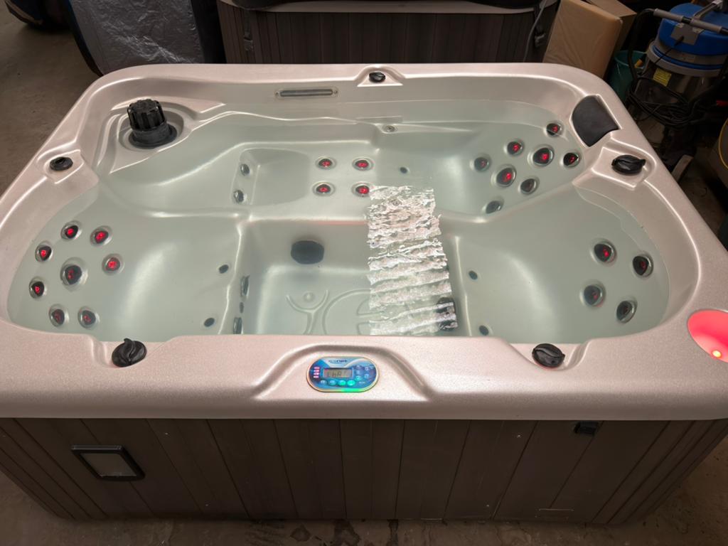 Jacuzzi / spa 3 personen, Ophalen, Zo goed als nieuw, Filter, Vast