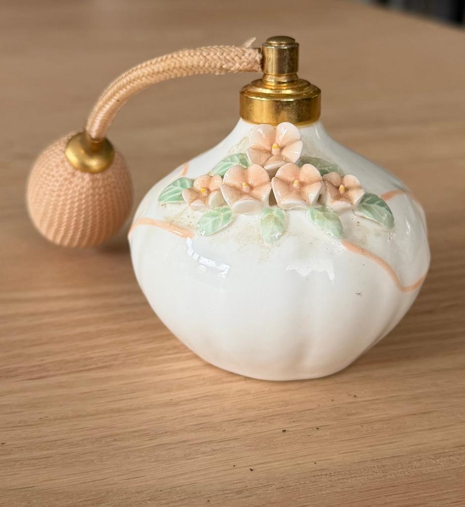 Vintage Porseleinen Parfumverstuiver St Michael – Bloemen, Antiek en Kunst, Antiek | Keramiek en Aardewerk, Ophalen of Verzenden