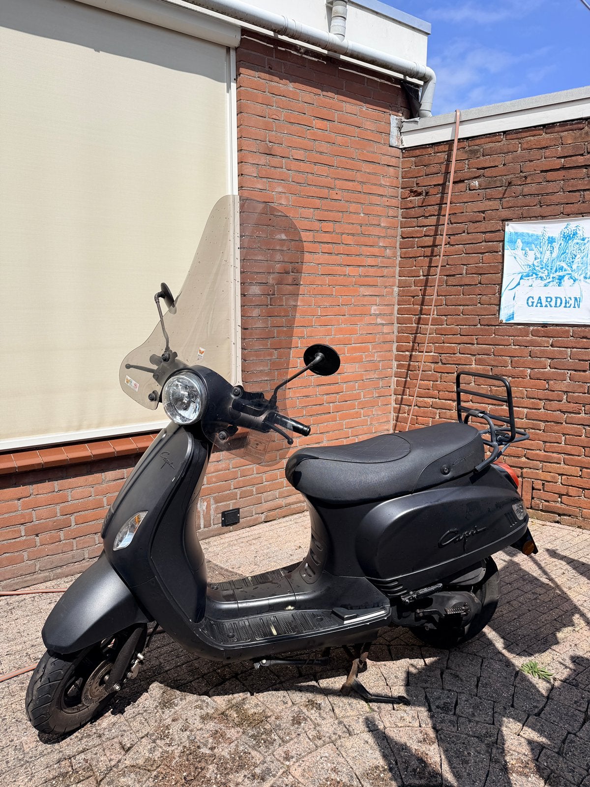 Zwarte capri scooter, Ophalen, Gebruikt, Maximaal 45 km/u, Benzine