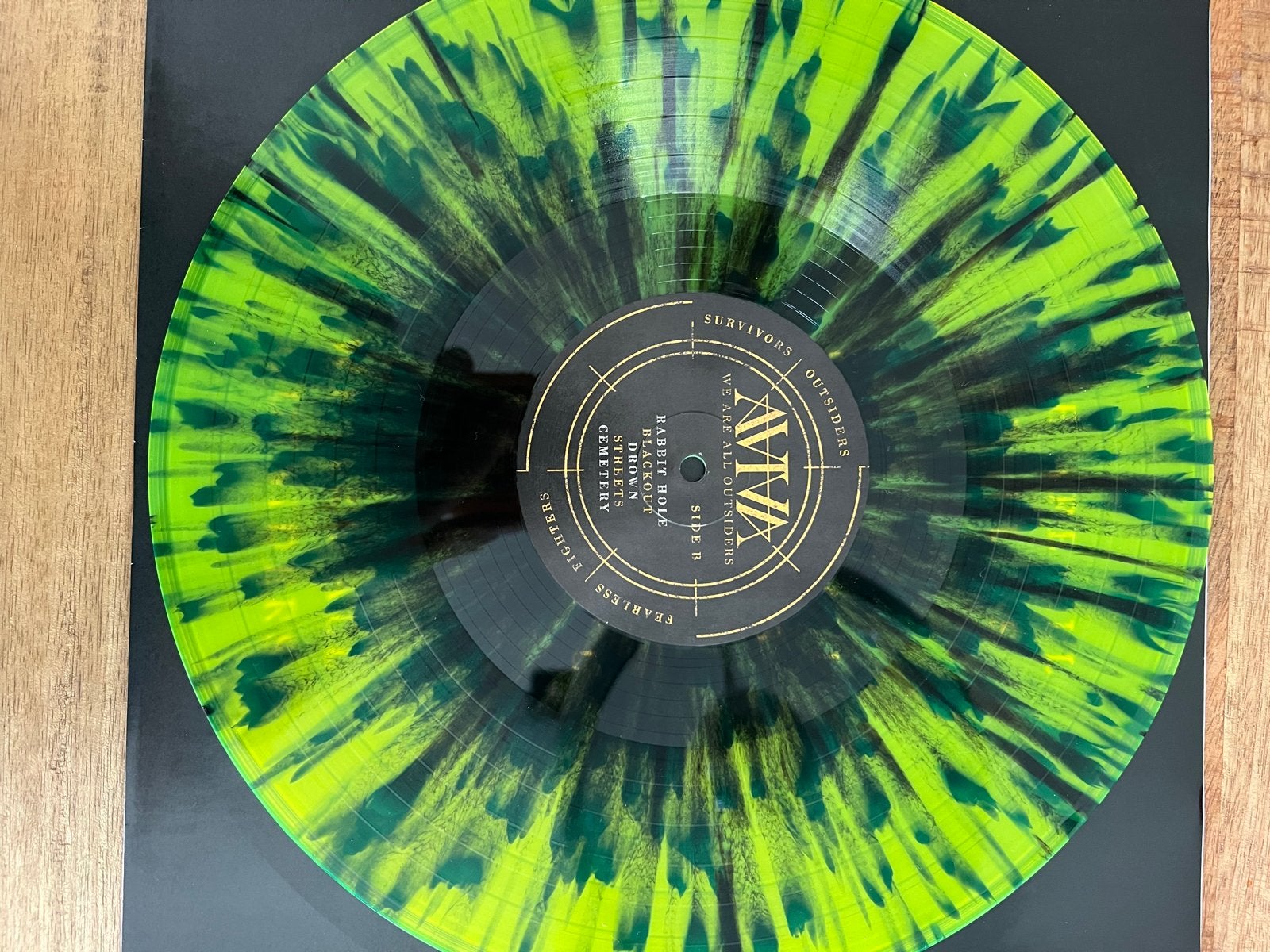 Foto 3 van AViVA - Volume I LP (Groen/Zwart Splatter Vinyl)
