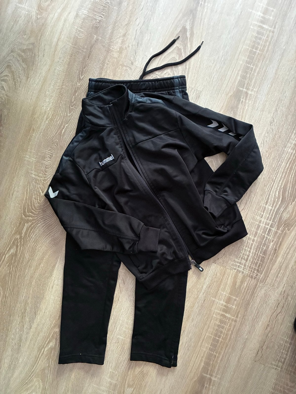 Hummel trainingspak maat 128, Kinderen en Baby's, Kinderkleding | Maat 128, Ophalen of Verzenden, Zo goed als nieuw, Jongen of Meisje