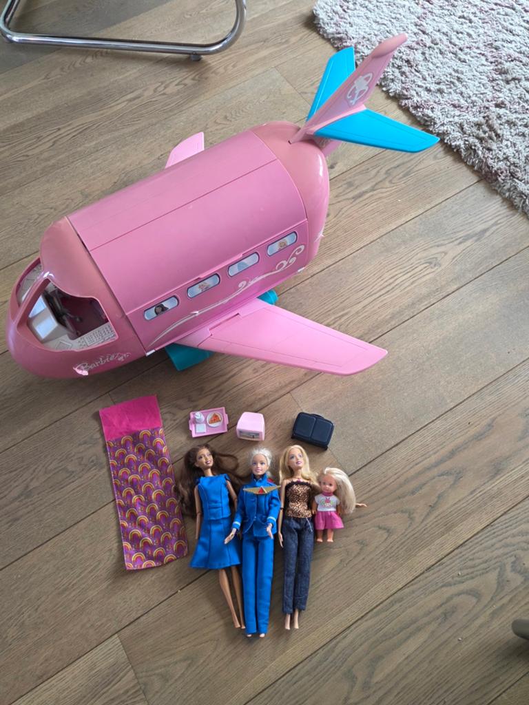 Barbie vliegtuig met 4 poppen en accessoires, Ophalen of Verzenden, Gebruikt, Barbie