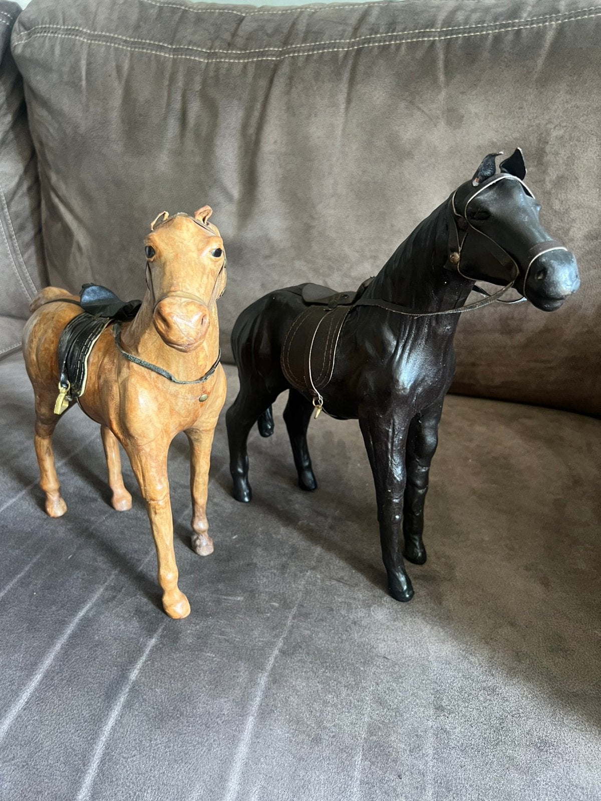 2 Paardenbeeldjes vintage, van leer, met glazen ogen., Ophalen of Verzenden, Zo goed als nieuw, Dier