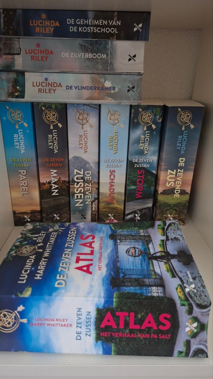 Lucinda Riley – serie De Zeven Zussen incl Atlas, Ophalen of Verzenden, Gelezen