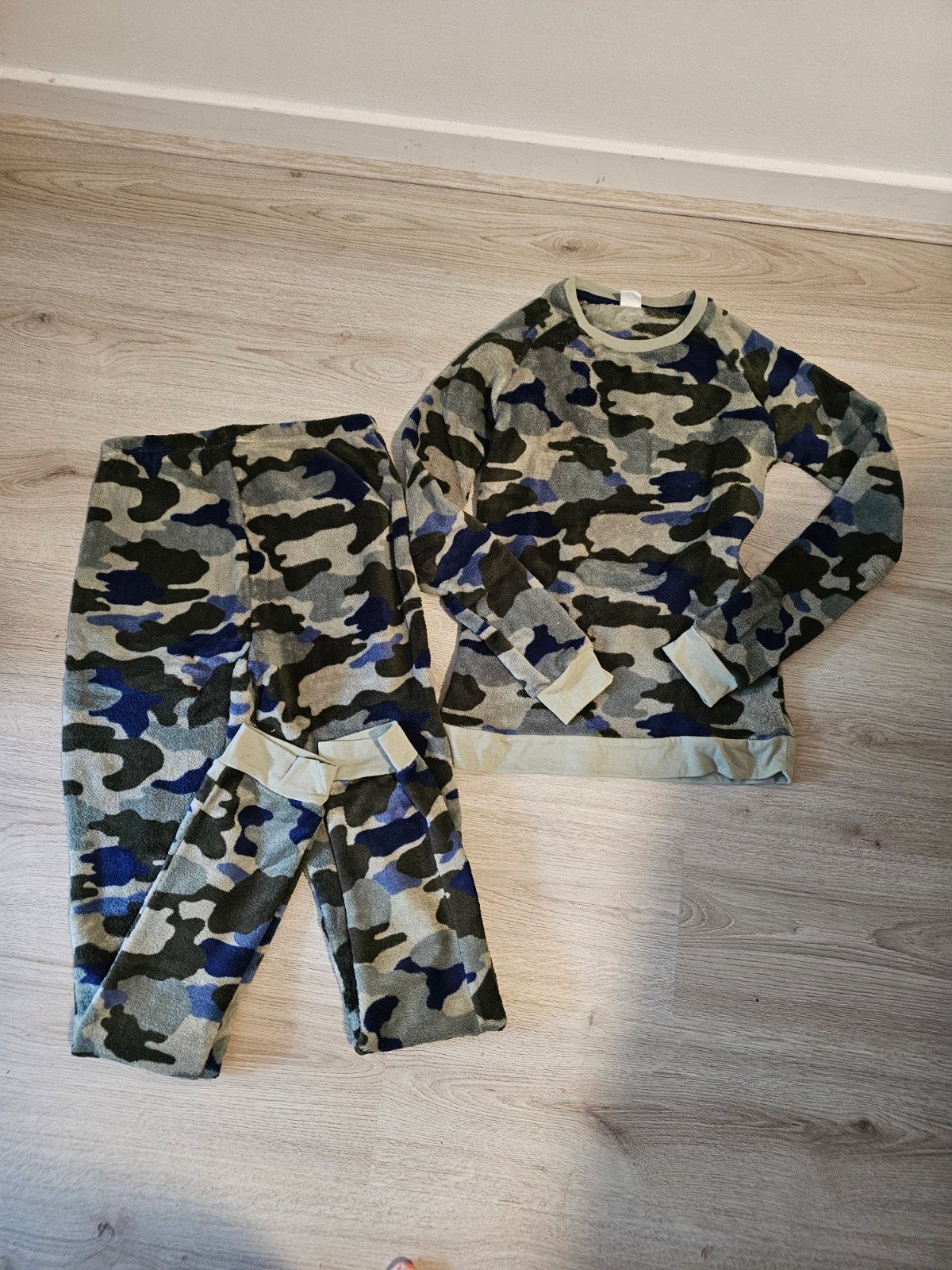 Nieuw HEMA Fleece Pyjama Camouflage Maat 134-164, Ophalen of Verzenden