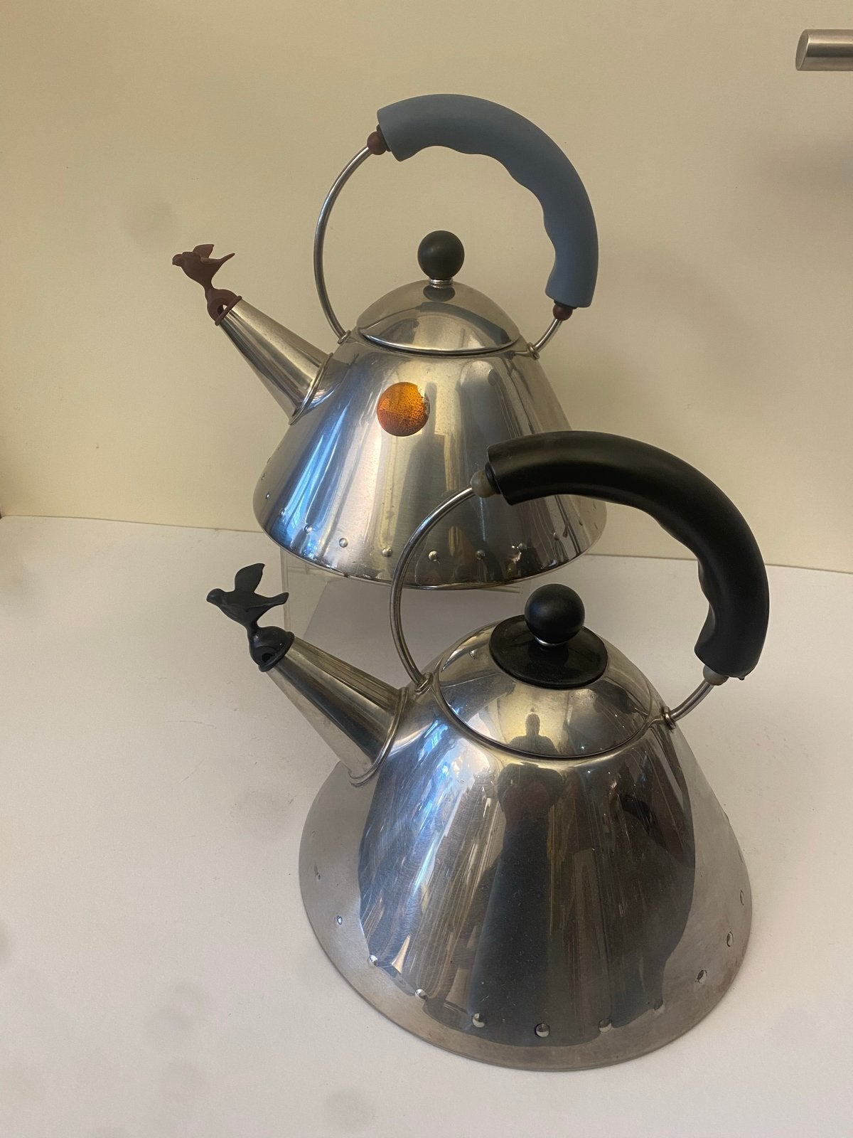 Alessi fluitketel met vogel - 2 stuks, Theepot/fluitketel, Gebruikt, Zilver, Ophalen of Verzenden