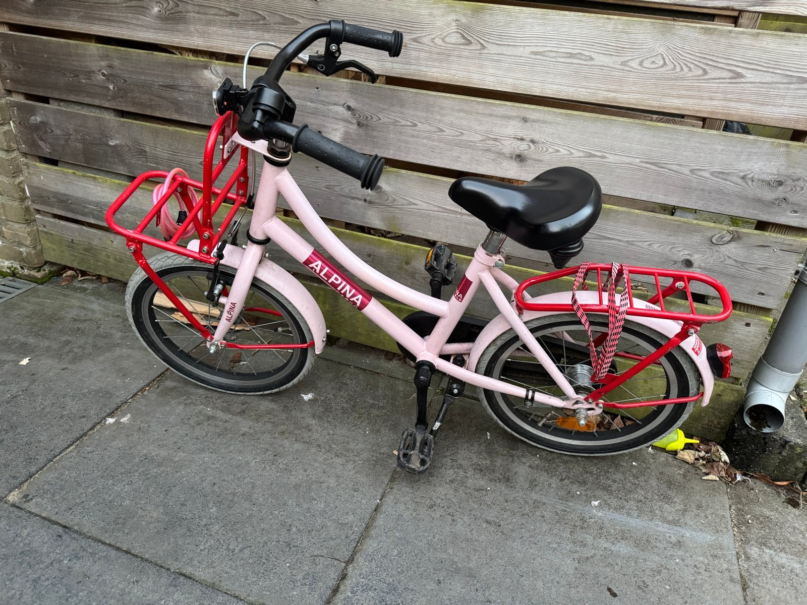 Alpina kinderfiets 16 inch - Roze met rode bagagedragers, Ophalen, Zo goed als nieuw, Velgrem, 16 tot 20 inch