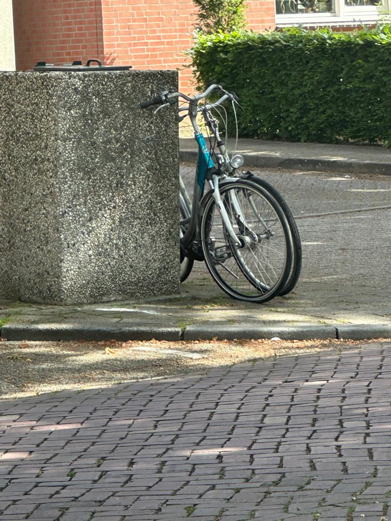 Gratis spullen en 2 gratis fietsen aan Archipelstraat, Fietsen en Brommers, Fietsen | Dames | Damesfietsen, Ophalen, Gebruikt