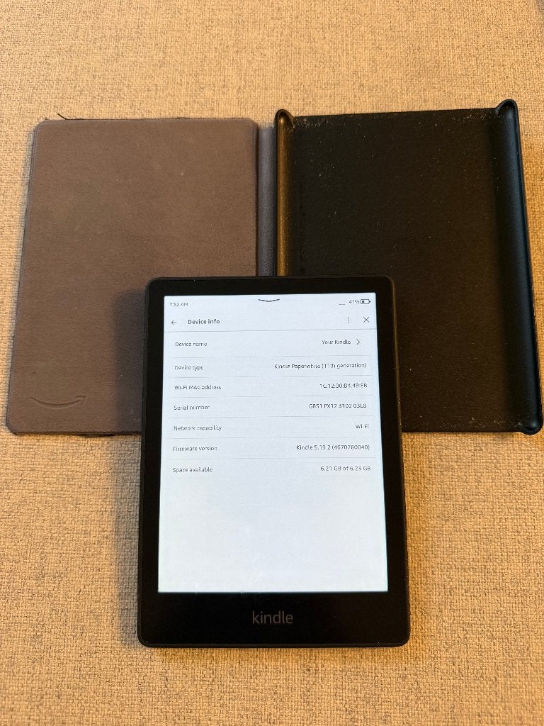 E-Reader Kindle Paperwhite 11. gen 8GB + Cover(4), Gebruikt, 8 GB, Amazon Kindle, Ophalen of Verzenden